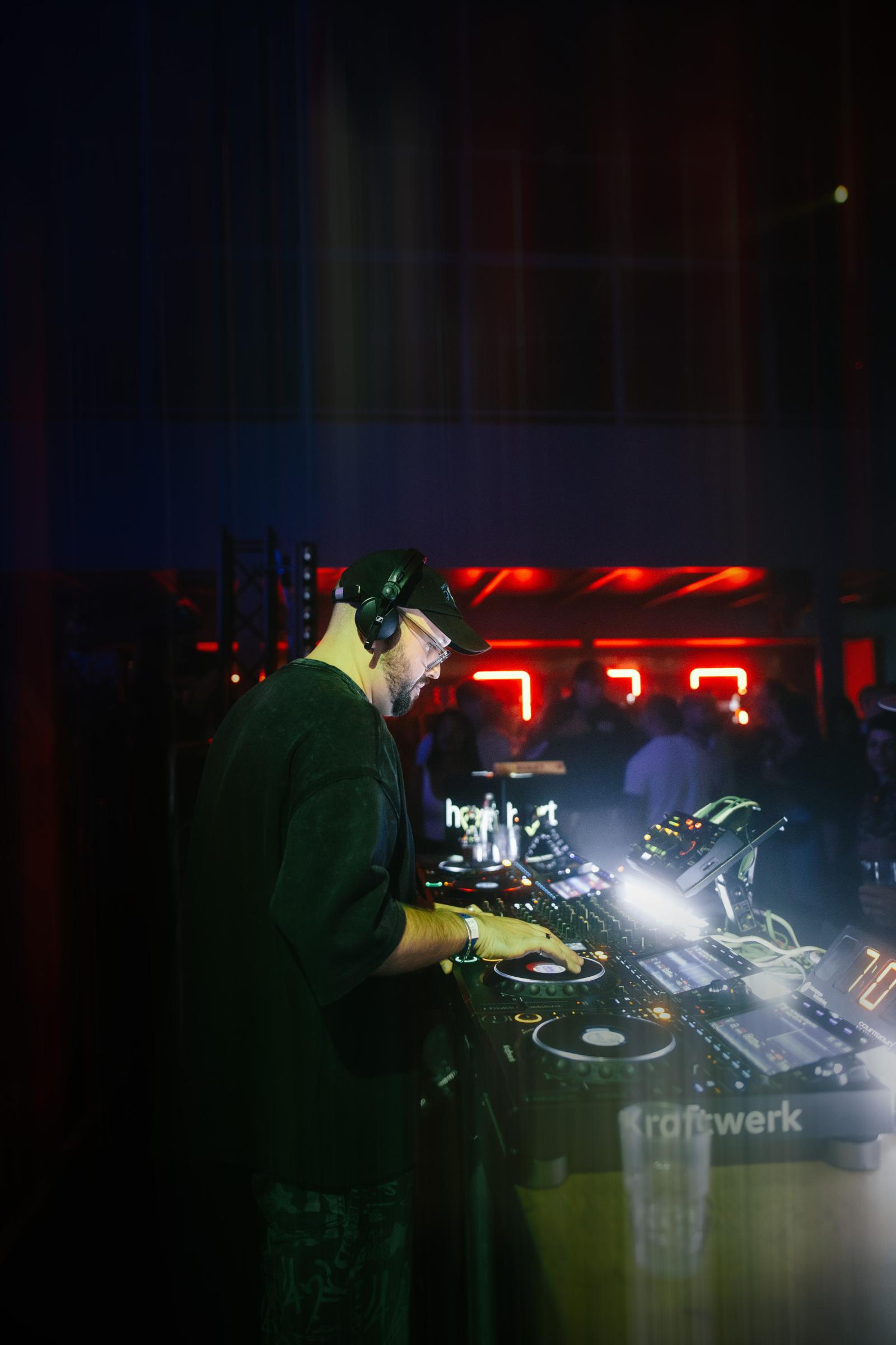 2025-10-11 HEART by Joe Pohl @joeisnotavailable -_W9A5341