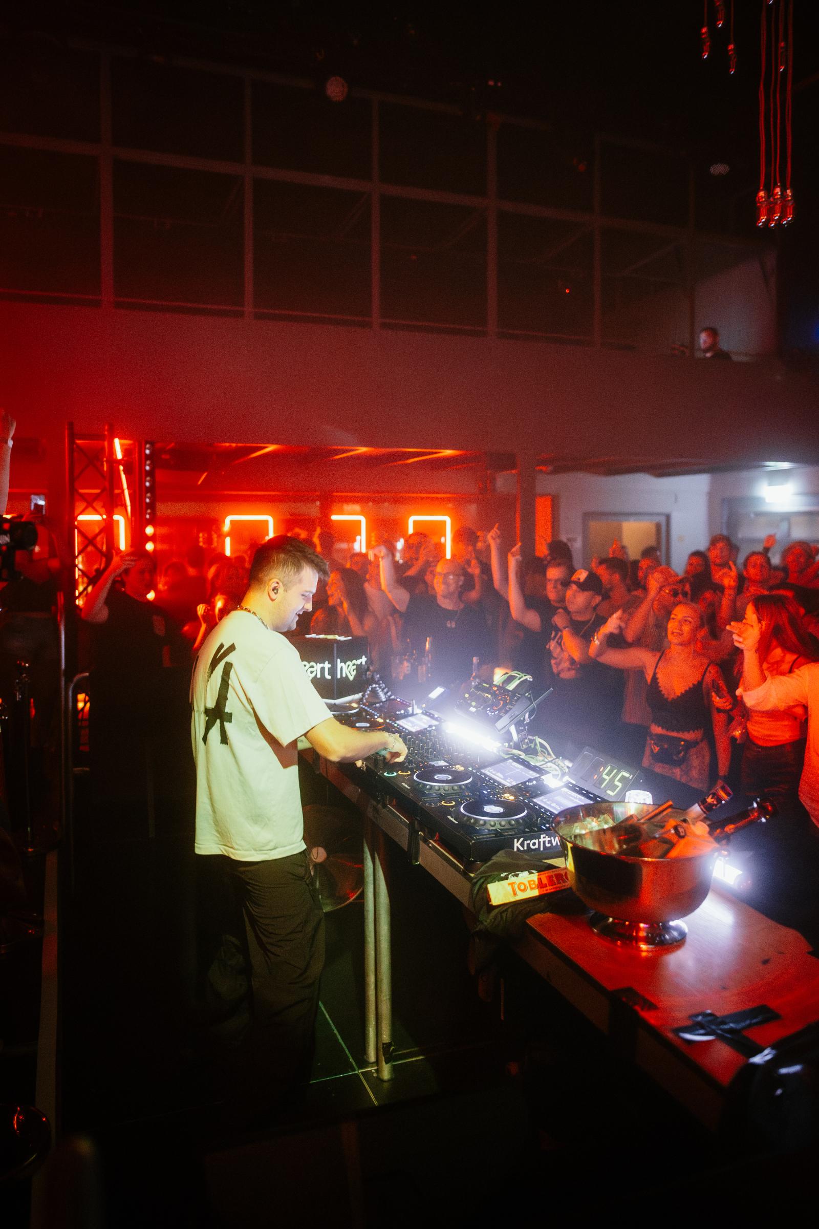 2025-10-11 HEART by Joe Pohl @joeisnotavailable -_W9A5530