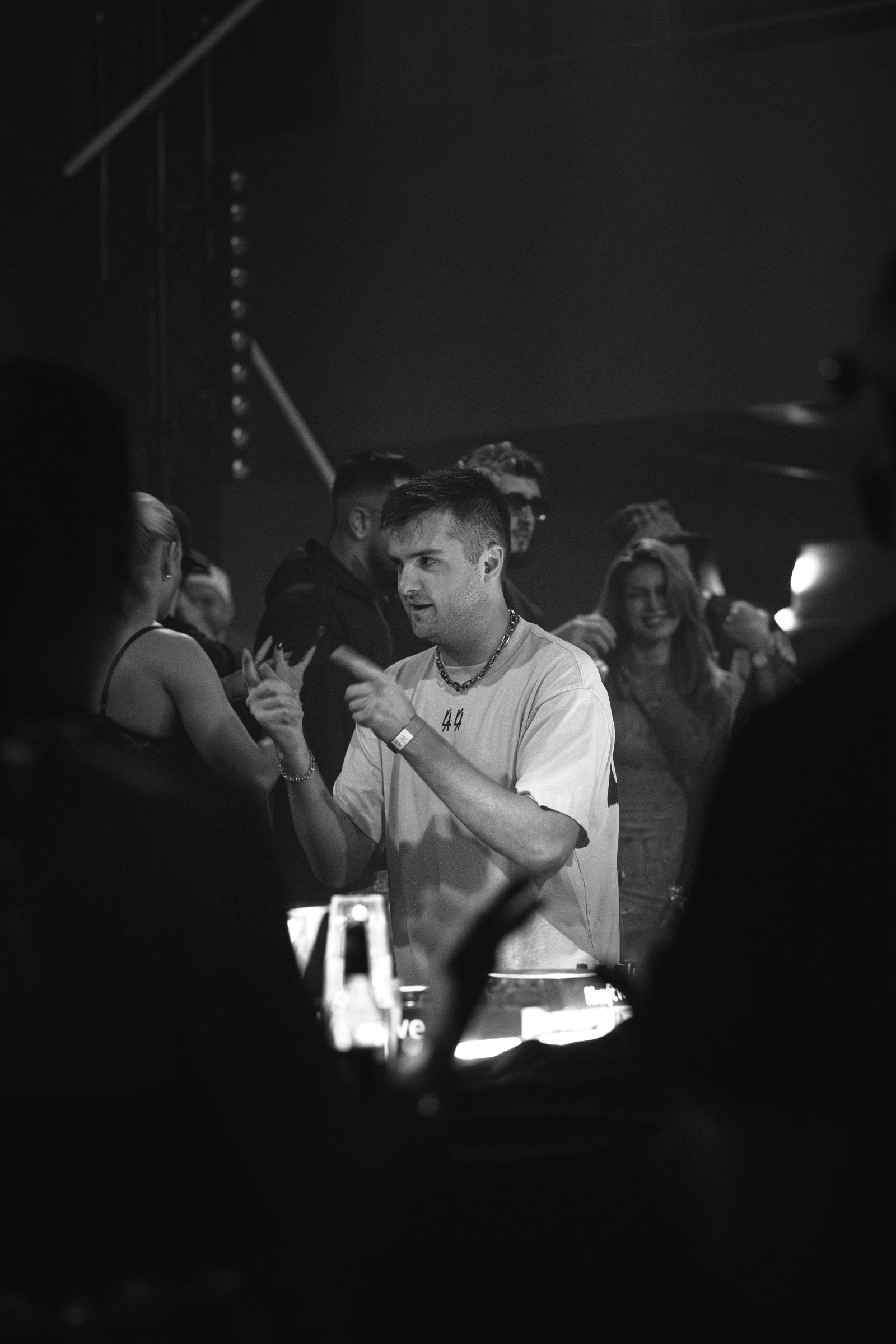 2025-10-11 HEART by Joe Pohl @joeisnotavailable -_W9A5884