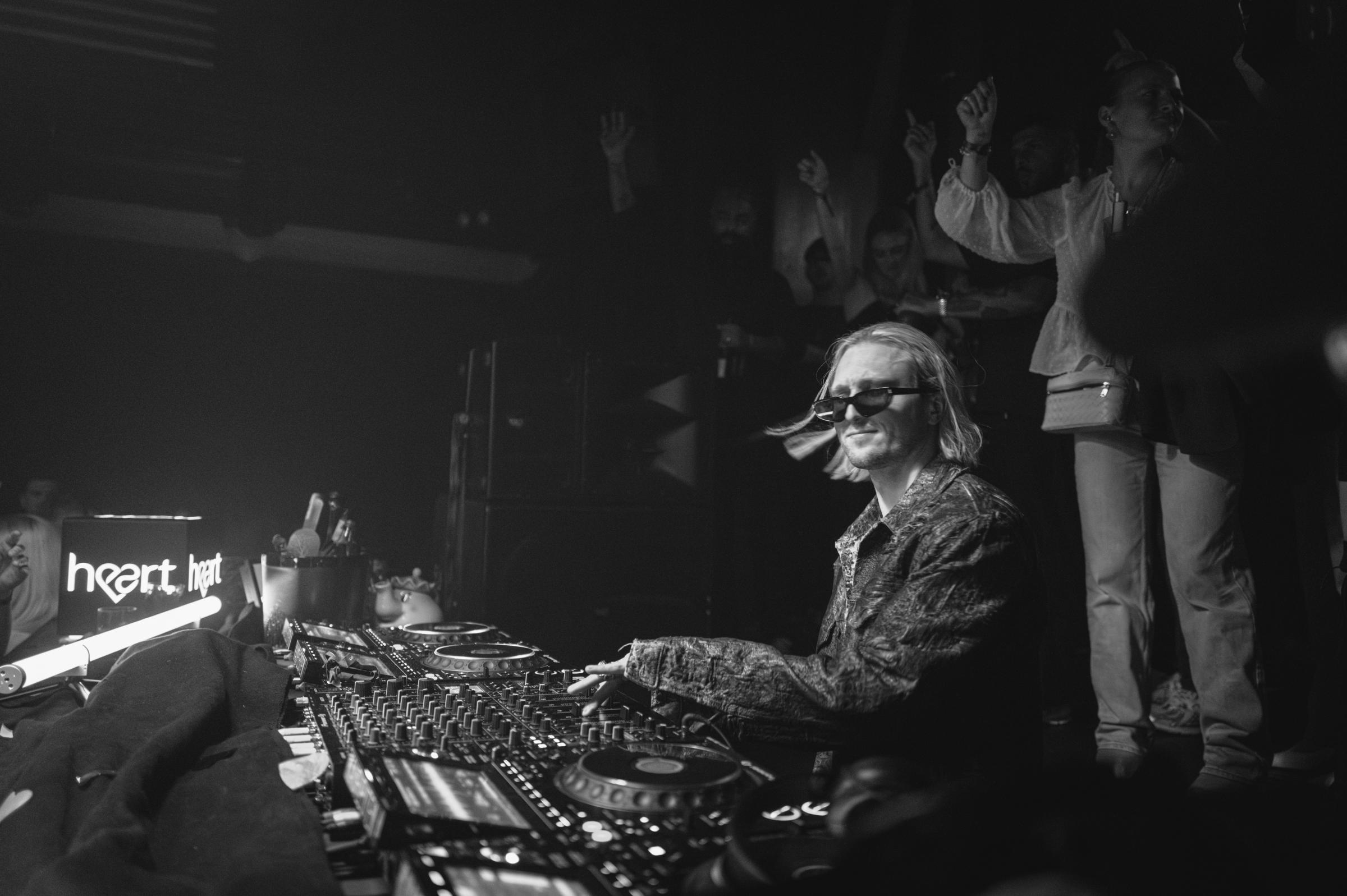 2025-05-10 HEART Kaufleuten by @joeisnotavailable -L1033381-Enhanced-NR